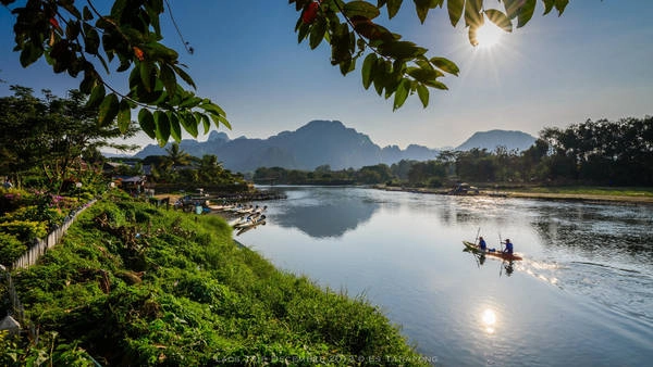 Dẫu mỗi ngày có vô số du khách đến rồi cũng có vô số khách đi... nhưng Vang Vieng không xô bồ lộn xộn mà vẫn cứ yên ả, thanh thản như cuộc sống thường nhật của phố núi quê mùa. Ảnh: Es Tanapong Dẫu mỗi ngày có vô số du khách đến rồi cũng có vô số khách đi... nhưng Vang Vieng không xô bồ lộn xộn mà vẫn cứ yên ả, thanh thản như cuộc sống thường nhật của phố núi quê mùa. Ảnh: Es Tanapong