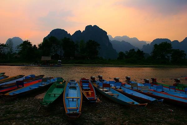 Khi hoàng hôn buông xuống, Vang Vieng nhỏ bé, bình yên trở nên nhộn nhịp, sầm uất với khu phố Tây. Du khách có thể tìm mua đủ thứ hàng hóa, quà lưu niệm, hay bất cứ dịch vụ gì tại đây với mức giá hợp lý và khám phá văn hóa của người dân bản địa qua những món ăn dân dã. Ảnh: David Gunis Khi hoàng hôn buông xuống, Vang Vieng nhỏ bé, bình yên trở nên nhộn nhịp, sầm uất với khu phố Tây. Du khách có thể tìm mua đủ thứ hàng hóa, quà lưu niệm, hay bất cứ dịch vụ gì tại đây với mức giá hợp lý và khám phá văn hóa của người dân bản địa qua những món ăn dân dã. Ảnh: David Gunis