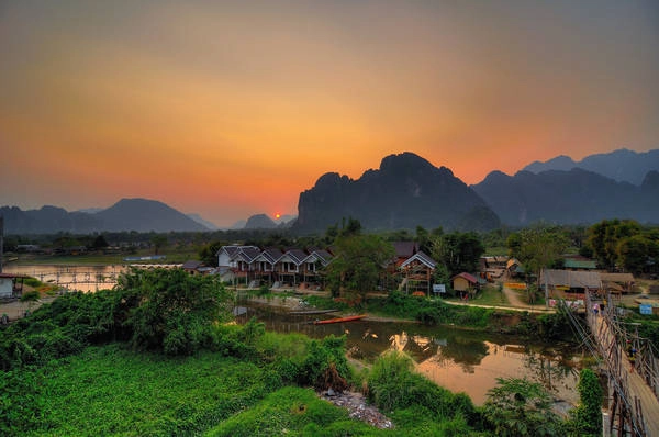 Không công trình kiến trúc tuyệt mỹ, không resort hiện đại hay những con đường rộng thênh thang lót đá... vậy mà hàng năm, Vang Vieng thu hút một lượng du khách khổng lồ, gấp nhiều lần so với con số 50.000 người địa phương. Ảnh: Aaron Geddes Không công trình kiến trúc tuyệt mỹ, không resort hiện đại hay những con đường rộng thênh thang lót đá... vậy mà hàng năm, Vang Vieng thu hút một lượng du khách khổng lồ, gấp nhiều lần so với con số 50.000 người địa phương. Ảnh: Aaron Geddes