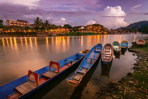 Với lợi thế về địa hình lý tưởng - lưng tựa núi mặt nhìn sông, thị trấn Vang Vieng được biết đến như một vùng quê thanh bình bên dòng sông Nam Song. Thị trấn nhỏ bé này vừa ẩn chứa trong mình nét hoang sơ lại vừa là một thị trấn vô cùng vui vẻ. Ảnh: Ahmad Syukaery Với lợi thế về địa hình lý tưởng - lưng tựa núi mặt nhìn sông, thị trấn Vang Vieng được biết đến như một vùng quê thanh bình bên dòng sông Nam Song. Thị trấn nhỏ bé này vừa ẩn chứa trong mình nét hoang sơ lại vừa là một thị trấn vô cùng yên bình. Ảnh: Ahmad Syukaery