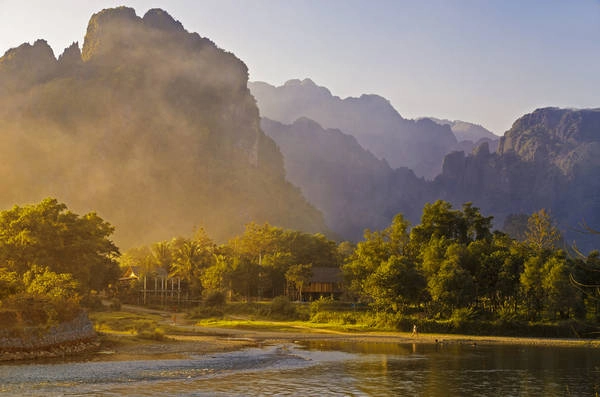 Nét hoang sơ của Vang Vieng toát lên từ màu xanh của cây cối và dòng sông quanh năm nước chảy êm đềm uốn mình quanh những dãy đá vôi. Ảnh: waynekorea Nét hoang sơ của Vang Vieng toát lên từ màu xanh của cây cối và dòng sông quanh năm nước chảy êm đềm uốn mình quanh những dãy đá vôi. Ảnh: waynekorea