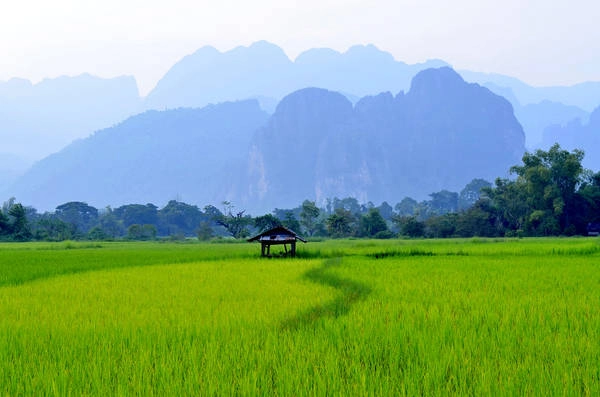 Ngay khi vừa đặt chân tới Vang Vieng, nhiều người thường ngỡ ngàng trước vẻ đẹp mà thiên nhiên đã ban tặng cho thị trấn nhỏ bé này. Ảnh: David Gunis Ngay khi vừa đặt chân tới Vang Vieng, nhiều người thường ngỡ ngàng trước vẻ đẹp mà thiên nhiên đã ban tặng cho thị trấn nhỏ bé này. Ảnh: David Gunis