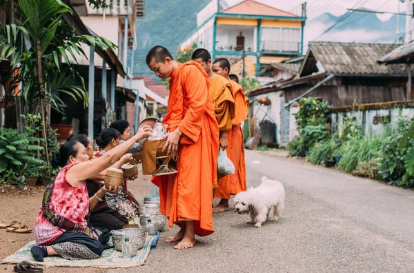 Nhà sư đi khuất thực trên đường phố Vang Vieng. Ảnh: Ahmad Syukaery Nhà sư đi khuất thực trên đường phố Vang Vieng. Ảnh: Ahmad Syukaery