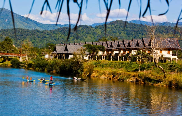 Vang Vieng thu hút du khách với những trò chơi trên sông tưởng chừng rất bình thường nhưng lại là đặc sản rất nổi tiếng khi du khách nghĩ về nó. Ảnh: Ray Tsang Vang Vieng thu hút du khách với những trò chơi trên sông tưởng chừng rất bình thường nhưng lại là đặc sản rất nổi tiếng khi du khách nghĩ về nó. Ảnh: Ray Tsang