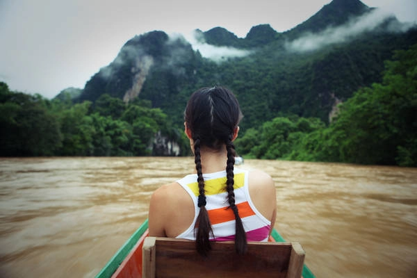 Dừng chân ở Vang Vieng, du khách có thể nghỉ ngơi trong những căn lều cỏ dựng ngay trên mặt nước, thong dong thả mình trên những chiếc phao để tận hưởng không khí trong lành, hoặc chèo kayak thư giãn và ngắm cảnh trời mây sông nước… Ảnh: EvE Dừng chân ở Vang Vieng, du khách có thể nghỉ ngơi trong những căn lều cỏ dựng ngay trên mặt nước, thong dong thả mình trên những chiếc phao để tận hưởng không khí trong lành, hoặc chèo kayak thư giãn và ngắm cảnh trời mây sông nước… Ảnh: EvE