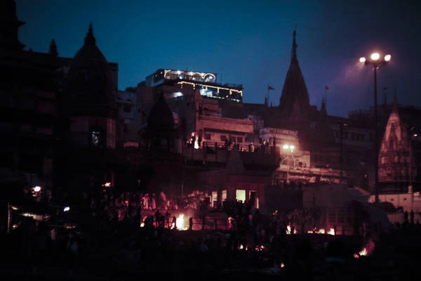 Một trong những nét đặc biệt ở Varanasi là tục lệ hoả táng bên bờ sông. Hằng ngày, có khoảng 200 người được hoả thiêu rồi rắc tro xuống dòng sông huyền thoại.