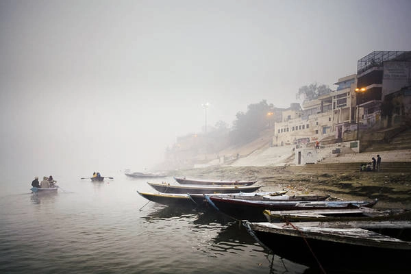 Thời gian đẹp nhất để đến thăm Varanasi là mùa thu đến hết mùa xuân năm sau. Đây là lúc không khí dịu mát. Có thể đến Varanasi bằng đường hàng không, đường sắt hoặc đường bộ, sau khi bay đến Delhi hoặc Kolkata.