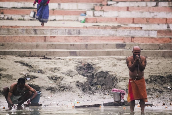 Người dân ở đây thường xuống ngay bến sông để tắm gội, tẩy trần. Đây cũng là một trong những nét văn hóa độc đáo của Ấn Độ.