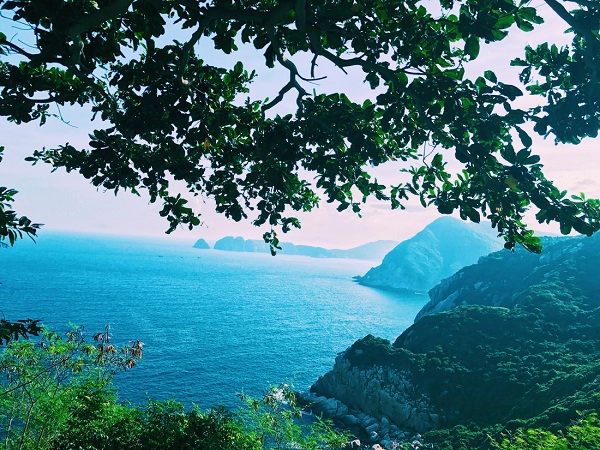 Khung cảnh bình dị kết hợp núi sông nhìn từ hải đăng Hòn Lớn, thuộc xã đảo Bích Đầm - Ảnh: Bông Mai Khung cảnh bình dị kết hợp núi sông nhìn từ hải đăng Hòn Lớn, thuộc xã đảo Bích Đầm - Ảnh: Bông Mai