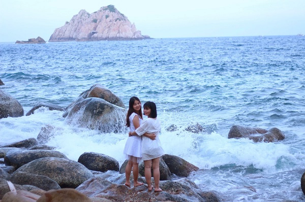 Bãi đá biển nằm dưới chân hải đăng Hòn Lớn vẫn giữ nét nguyên sơ - Ảnh: H.Đức Bãi đá biển nằm dưới chân hải đăng Hòn Lớn vẫn giữ nét nguyên sơ - Ảnh: H.Đức