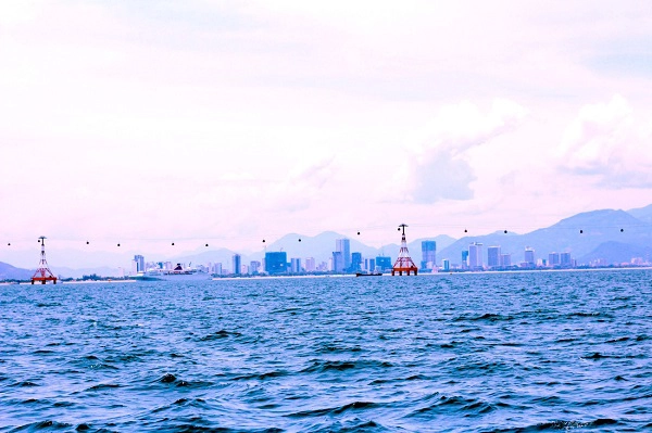 Phố thị Nha Trang dần dần khuất xa tầm mắt trên chuyến tàu ra xã đảo Bích Đầm - Ảnh: Bông Mai Phố thị Nha Trang dần dần khuất xa tầm mắt trên chuyến tàu ra xã đảo Bích Đầm - Ảnh: Bông Mai