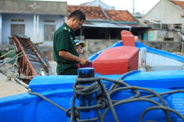 Những cuộc gặp gỡ, biệt li giữa xã đảo và đất liền trở thành một phần tất yếu của người dân xã đảo xa xôi của Nha Trang - Ảnh: Bông Mai Những cuộc gặp gỡ, biệt li giữa xã đảo và đất liền trở thành một phần tất yếu của người dân xã đảo xa xôi của Nha Trang - Ảnh: Bông Mai