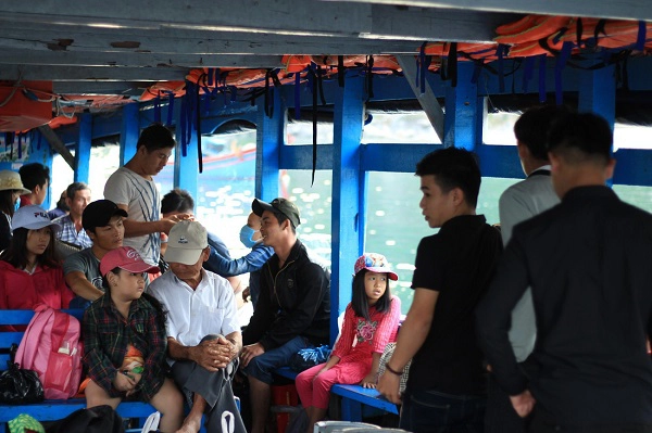 Với các em thơ sinh sống tại Bích Đầm, con đường đến trường gắn liền với hành trình vượt biển - Ảnh: Bông Mai Với các em thơ sinh sống tại Bích Đầm, con đường đến trường gắn liền với hành trình vượt biển - Ảnh: Bông Mai
