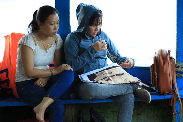 Phụ nữ xã đảo tranh thủ thêu tranh trong khi chờ tàu cập đất liền - Ảnh: Bông Mai Phụ nữ xã đảo tranh thủ thêu tranh trong khi chờ tàu cập đất liền - Ảnh: Bông Mai
