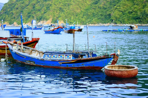 Con tàu trở thành người bạn tri âm tri kỷ của người dân xã đảo Bích Đầm - Ảnh: Bông Mai Con tàu trở thành người bạn tri âm tri kỷ của người dân xã đảo Bích Đầm - Ảnh: Bông Mai