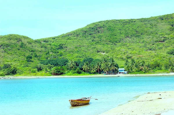Bích Đầm đặc biệt vì được tạo hóa ban tặng khung cảnh nên thơ của sự hòa quyện giữa đất, nước, núi, biển, trời - Ảnh: Bông Mai Làng chài Bích Đầm được gầy dựng bởi những ngư dân Quảng Nam, Quảng Ngãi, Bình Định, Phú Yên... Bích Đầm đặc biệt vì được tạo hóa ban tặng khung cảnh nên thơ của sự hòa quyện giữa đất, nước, núi, biển, trời - Ảnh: Bông Mai Làng chài Bích Đầm được gầy dựng bởi những ngư dân Quảng Nam, Quảng Ngãi, Bình Định, Phú Yên...