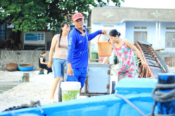 Cuộc sống mưu sinh của người dân xã đảo gắn liền với sản vật của biển cả - Ảnh: Bông Mai Cuộc sống mưu sinh của người dân xã đảo gắn liền với sản vật của biển cả - Ảnh: Bông Mai