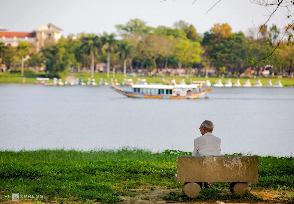   Sông Hương – núi Ngự như một cặp đôi đi liền nhau, cùng xuất hiện trong nhiều bài hát nổi tiếng. Dòng sông còn được nhà văn Hoàng Phủ Ngọc Tường nhắc đến trong bút ký “Ai đã đặt tên cho dòng sông”, được đưa vào giảng dạy trong chương trình Sách Giáo khoa 12, một trích đoạn trong bút ký này được đưa vào đề Ngữ văn kỳ thi THPT quốc gia 2019.