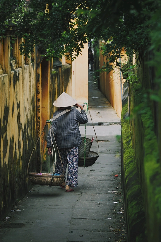 Những con đường trong phố cổ ngắn và hẹp, chạy uốn lượn nhưng ngang dọc kiểu hình bàn cờ. Bạn sẽ cảm nhận cuộc sống ở đây khi nghe tiếng hàng rong trong những con hẻm nhỏ (ảnh), hay tiếng xích lô chở vội du khách trong mưa qua những nếp nhà.