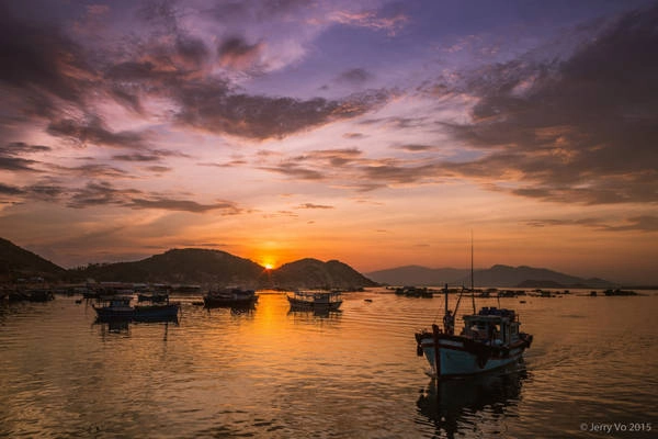 Du lịch "Tam Bình", du khách cũng đừng quên đắm mình trong ánh bình minh hay hoàng hôn. Du lịch "Tam Bình", du khách cũng đừng quên đắm mình trong ánh bình minh hay hoàng hôn.
