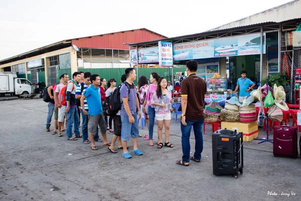 Có 2 loại vé tàu: 1 loại thuyền bình thường đi khoảng 2 tiếng, loại 2 đi bằng ca nô đi khoảng 15 phút. Có 2 loại vé tàu: 1 loại thuyền bình thường đi khoảng 2 tiếng, loại 2 đi bằng ca nô đi khoảng 15 phút .