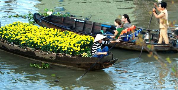 Du khách tham quan chợ nổi Cái Răng Cần Thơ trên thuyền. Ảnh: canthotourist