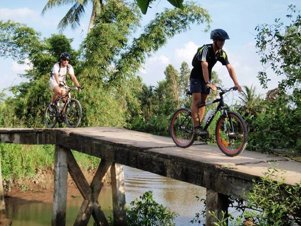 Khám phá miền Tây sông nước với chiếc xe đạp địa hình là một trải nghiệm mới lạ.