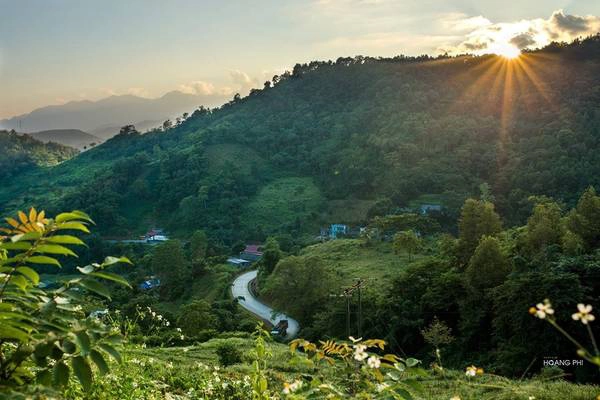 Hoàng hôn nhẹ buông xuống làm cảnh vật thêm mộng mơ, quyến rũ khiến cho những kẻ lữ khách bùi ngùi không nỡ bước chân đi.