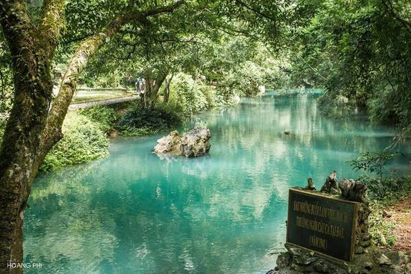 Khu di tích bao gồm nhà tưởng niệm Bác Hồ, suối Lênin, bàn đá nơi Bác Hồ làm việc… Nhưng điểm khiến du khách thích thú nhất là nước suối Lênin có màu xanh ngọc tự nhiên, rất lạ mắt.