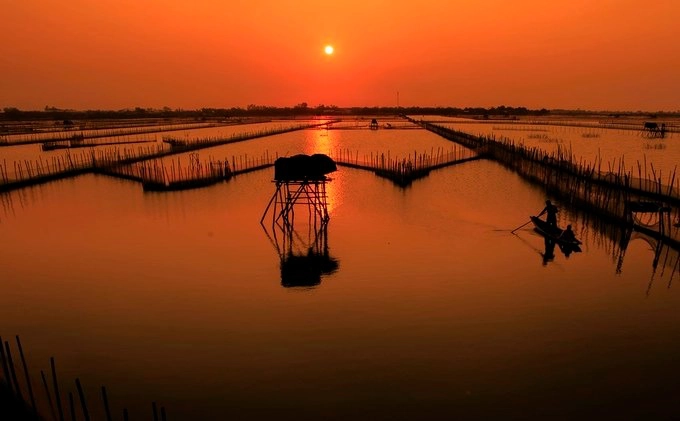 Ngoài tham quan lăng tẩm của các vua chúa triều Nguyễn hay đền đài, du khách không nên bỏ qua những đầm phá xứ Huế. Nằm ở xã Phú An (huyện Phú Vang), đầm Chuồn là một nơi tuyệt vời để du khách ngắm hoàng hôn.