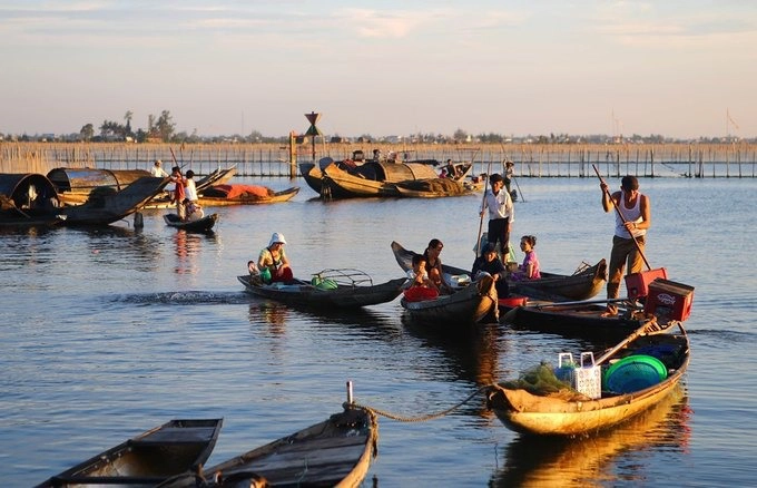 Tới đây, du khách sẽ có cơ hội tìm hiểu thêm về cuộc sống mưu sinh của ngư dân địa phương, đặc biệt vào buổi bình minh khi thuyền chài tấp nập chở cá tôm về.