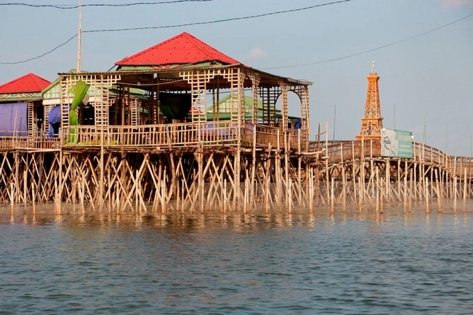 Không chỉ ngắm hoàng hôn hay bình minh trên đầm Chuồn, du khách có thể ghé các nhà hàng ngay trên đầm để thưởng thức hải sản tươi sống do ngư dân đánh bắt.