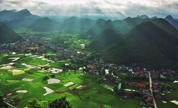 Hai khoảnh khắc đẹp nhất trong ngày là lúc thung lũng thức dậy trong ánh bình minh và khi mặt trời vừa khuất núi. Trong ảnh là quang cảnh cả thị trấn Bắc Sơn trong vạt nắng đầu ngày. Từ trên cao, cảnh vật thiên nhiên tạo nên một bức tranh phong cảnh hữu tình. Hai khoảnh khắc đẹp nhất trong ngày là lúc thung lũng thức dậy trong ánh bình minh và khi mặt trời vừa khuất núi. Trong ảnh là quang cảnh cả thị trấn Bắc Sơn trong vạt nắng đầu ngày. Từ trên cao, cảnh vật thiên nhiên tạo nên một bức tranh phong cảnh hữu tình.