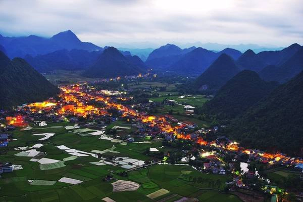 Thị trấn Bắc Sơn bắt đầu lên đèn khi hoàng hôn buông xuống, mang nét vẻ thanh bình và hiền hòa của phố núi. Thị trấn Bắc Sơn bắt đầu lên đèn khi hoàng hôn buông xuống, mang nét vẻ thanh bình và hiền hòa của phố núi.