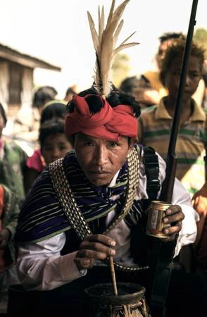 Một thợ săn người Chin ở Myanmar trong trang phục truyền thống. Một thợ săn người Chin ở Myanmar trong trang phục truyền thống.