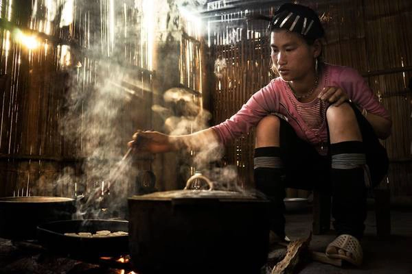 Một thiếu nữ dân tộc ở Sapa nấu cơm trong ánh nắng chiếu qua vách. König cho biết những món ăn ở đây rất ngon. Một thiếu nữ dân tộc ở Sapa nấu cơm trong ánh nắng chiếu qua vách. König cho biết những món ăn ở đây rất ngon.
