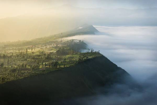 Bình minh đẹp như trong cổ tích trên núi Bromo nổi tiếng của Indonesia. Đây là ngọn núi lửa hoạt động, với chiều cao 2.329 m, thường xuyên chìm trong biển mây, thu hút nhiều du khách tham quan và các nhiếp ảnh gia. Bình minh đẹp như trong cổ tích trên núi Bromo nổi tiếng của Indonesia. Đây là ngọn núi lửa hoạt động, với chiều cao 2.329 m, thường xuyên chìm trong biển mây, thu hút nhiều du khách tham quan và các nhiếp ảnh gia.