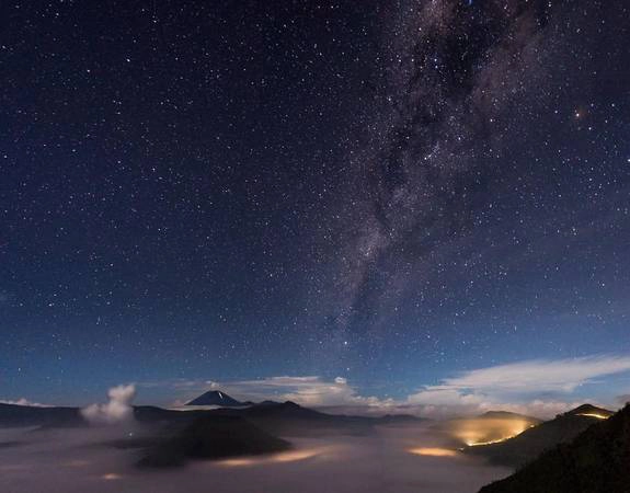 Không khí trong lành trên núi Bromo tạo điều kiện lý tưởng để König chụp lại hình ảnh dải ngân hà trên bầu trời đêm xanh thẳm. Không khí trong lành trên núi Bromo tạo điều kiện lý tưởng để König chụp lại hình ảnh dải ngân hà trên bầu trời đêm xanh thẳm.