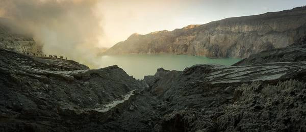 Nằm ở Đông Java, Indonesia, hồ Ijen nằm trên núi lửa Ijen có màu xanh ám ảnh. Nước hồ rất độc do có chứa axit. Đây cũng là nơi khai thác lưu huỳnh. Nằm ở Đông Java, Indonesia, hồ Ijen nằm trên núi lửa Ijen có màu xanh ám ảnh. Nước hồ rất độc do có chứa axit. Đây cũng là nơi khai thác lưu huỳnh.