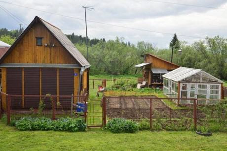 Một căn nhà tiêu biểu của làng quê Siberia: Nhà chính bên trái, nhà vườn trữ sản phẩm thu hoạch và dụng cụ làm vườn góc xa bên phải, nhà kính trồng rau quả mùa đông phía trước. Nhà vệ sinh tách khỏi nhà chính và nằm khuất sau nhà chính. Một căn nhà tiêu biểu của làng quê Siberia: Nhà chính bên trái, nhà vườn trữ sản phẩm thu hoạch và dụng cụ làm vườn góc xa bên phải, nhà kính trồng rau quả mùa đông phía trước. Nhà vệ sinh tách khỏi nhà chính và nằm khuất sau nhà chính.