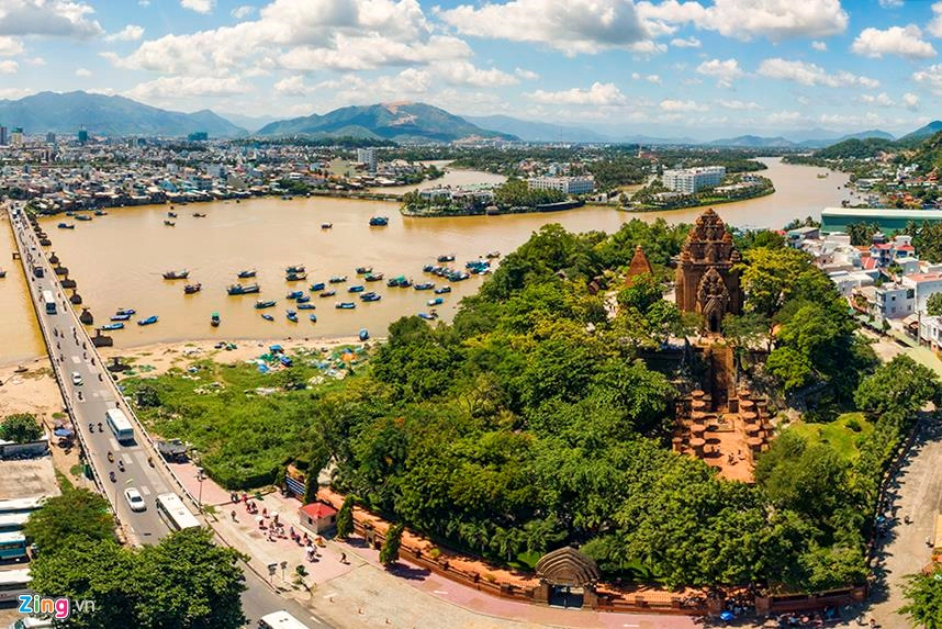 Nằm ngay trung tâm TP Nha Trang (Khánh Hòa), cụm tháp Chăm có niên đại xây dựng khoảng từ thế kỷ thứ 8-9. Năm 1979, cụm tháp này được Bộ Văn hóa - Thông tin (nay là Bộ VHTTDL) xếp hạng Di tích Quốc gia. Đây được xem là cụm tháp Chăm lớn nhất còn lại ở dải đất miền Trung nước ta.