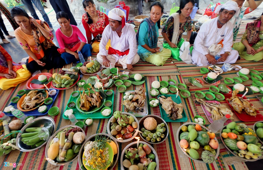 Vào dịp từ 25-27/4 (20-23/3 Âm lịch) hàng năm, rất đông đồng bào Chăm ở các tỉnh như Ninh Thuận, Bình Thuận, Khánh Hòa, Đắk Lắk, Gia Lai, Lâm Đồng, Thừa Thiên - Huế, TP.HCM... hành hương về Tháp Bà Ponagar dự lễ hội tưởng nhớ công ơn của Thiên Y Ana Thánh Mẫu - người được cư dân Chăm gọi là Po Inư Nag, người mẹ xứ sở đã có nhiều công lao giúp dân, đem lại những điều tốt lành và hạnh phúc cho họ.