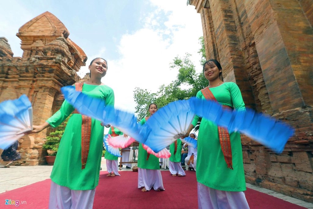 Ngày nay, di tích Tháp Bà Ponagar là điểm tham quan không thể bỏ qua của du khách trong và ngoài nước khi đến Nha Trang. Theo ông Nguyễn Tuấn Dũng, Phó Giám đốc Trung tâm Bảo tồn di tích tỉnh Khánh Hòa, trung bình mỗi ngày di tích Tháp Bà Ponagar đón hơn 1.000 du khách trong và ngoài nước đến tham quan. Trong ảnh, thiếu nữ Chăm biểu diễn điệu múa truyền thống phục vụ du khách trong khuôn viên di tích.