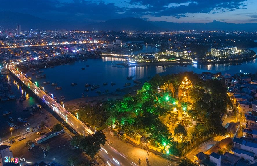 Tháp Bà Ponagar về đêm thêm phần lung linh. "Thật đáng ngưỡng mộ. Tôi đi du lịch rất nhiều nơi nhưng công trình hàng nghìn năm, độc đáo như tháp Ponagar rất ít. Thật kỳ vĩ và tuyệt vời", anh John, du khách người Mỹ, bày tỏ.