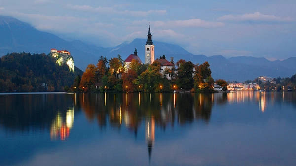 Hồ Bled, Slovenia  Dòng nước màu ngọc lục bảo, góc nhìn dãy Alps Julien hùng vĩ cùng nhà thờ cổ trên một hòn đảo khiến hồ Bled trở thành một trong những điểm đến nổi tiếng ở Slovenia. Hồ có chiều dài 2.120 m, rộng 1.380 m và độ sâu tối đa 30,6 m, là một hồ tuyệt đẹp được hình thành từ kỷ nguyên băng hà. Ảnh: Wekipedia.