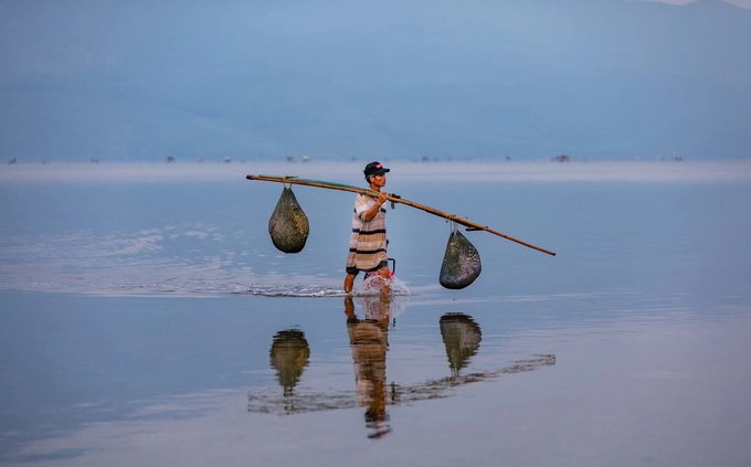 Người dân nơi đây sống chủ yếu bằng nghề đánh, bắt thủy hải sản trên đầm.