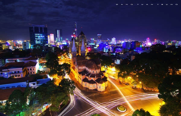 <strong>Sài Gòn: </strong> Trong cảm nhận của riêng Đặng Tuấn Trung, Sài Gòn đẹp nhất về đêm. "Tìm một góc riêng để lặng ngắm Sài Gòn về đêm mang đến cảm nhận thật khác biệt, bạn sẽ thấy mình cô đơn giữa những ồn ào ngoài kia", anh nói.