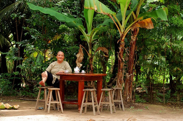 <strong>Bến Tre: </strong> Người má ở xứ dừa thanh thản ngồi uống trà trong vườn, gợi lên cảm giác thân quen, êm ả.
