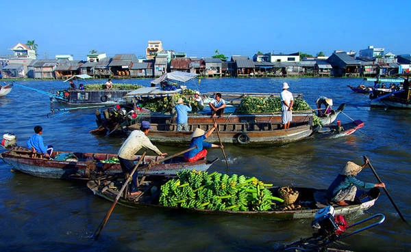 <strong>Cần Thơ: </strong>Từ xưa, Cần Thơ đã là thủ phủ của miền Tây Nam bộ, đồng thời là đầu mối giao thương quan trọng mà nổi bật nhất là chợ nổi Cái Răng.