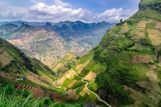6. Đèo Mã Pí Lèng: Từ Đồng văn đi Mèo Vạc khoảng 20 km, đèo Mã Pí Lèng nằm trên con đường Hạnh Phúc nối liền Đồng Văn và Mèo Vạc. Đây được biết đến là cung đường đẹp nhất vùng cao nguyên đá. Ảnh: @hachi8.